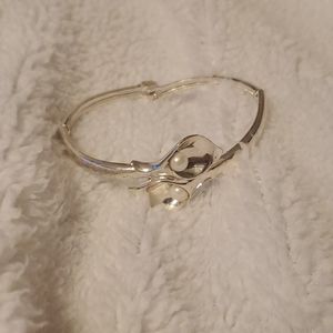 Beautiful pearl and silver tone bracelet